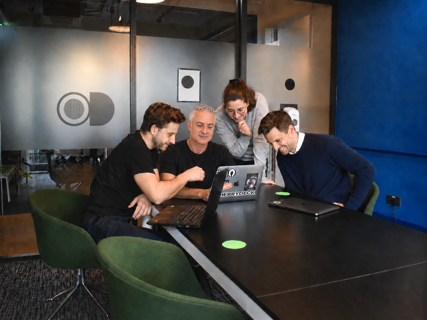 Equipe da TheNeil analisando uma operação em conjunto